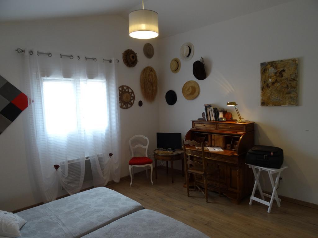 Une Chambre En Ville Savigneux  Eksteriør bilde