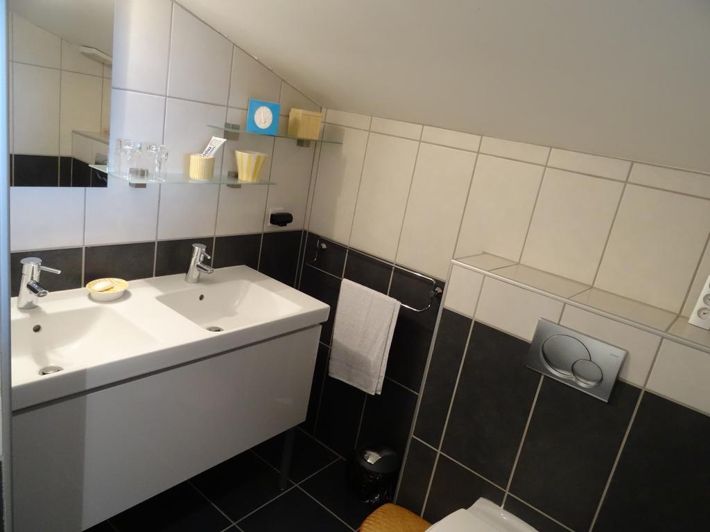 Une Chambre En Ville Savigneux  Rom bilde